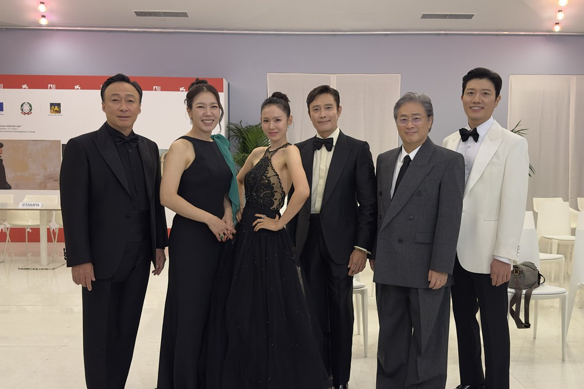 로튼 토마토🍅 신선도 100% 등극!
베니스 사로잡은 #어쩔수가없다 🔥

레드카펫 비하인드 공개✨

<어쩔수가없다> 9월 24일 극장 개봉🌳⚠️

#어쩔수가없다 #박찬욱감독
#이병헌 #손예진
#박희순 #이성민 #염혜란 #차승원