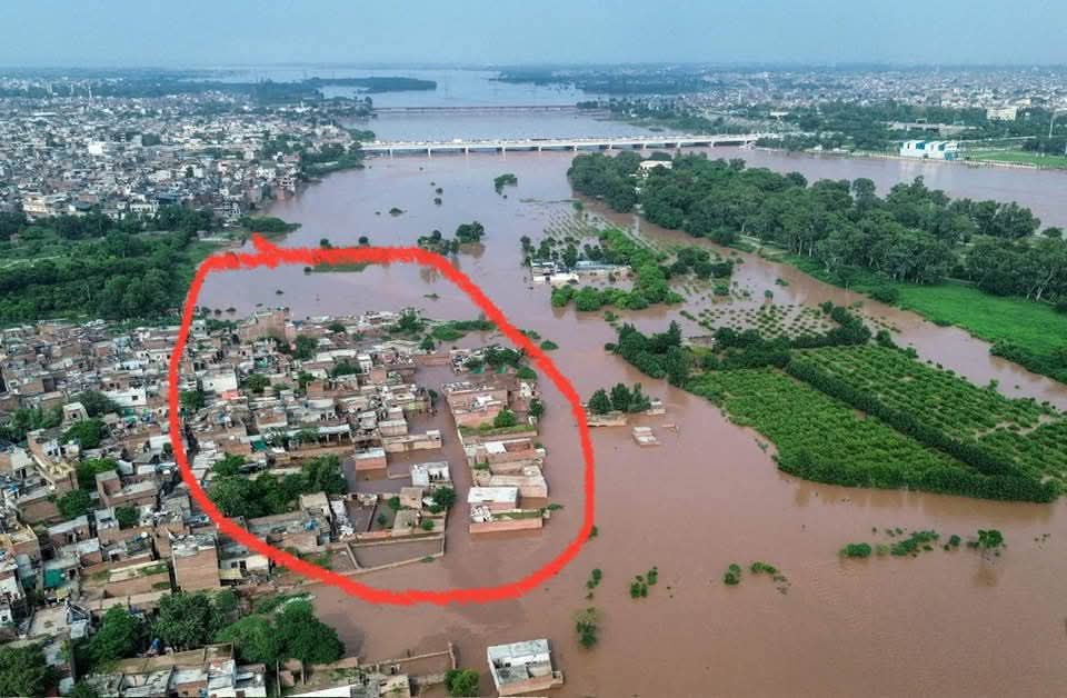 پل کی چوڑائی دیکھیں اور ان گھروں کی تعمیر دیکھیں ۔۔ کچھ سال اور راوی میں پانی نہ آتا تو دوسرے کنارے تک گھر بن جانے تھے ۔۔
پلاٹ تو اس قوم کو جہنم میں بھی مل رہا ہو تو یہ دوڑتے ہوئے جائیں گے لینے ۔۔
😱😱😱😱😱