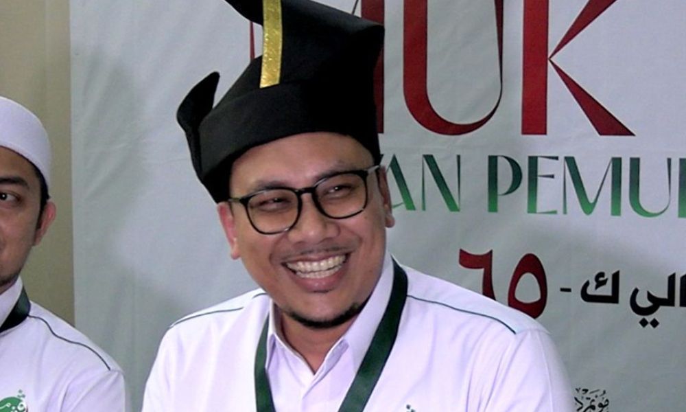 PAS mahu rakyat Malaysia bangkit dan merusuh seperti di Jakarta.

"Kita cari Safwan Afnan sampai dapat! Dia PM kita," ujarnya sambil memandu Alphard.