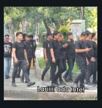 thanthowy's tweet image. Semua ciri yang disebutkan betul. 

Ciri lain:
1. Kaos ketat membentuk bodi.
2. Pake jeans biru/gelap. 
3. Sepatu sneaker hitam—umumnya branded—yang nyaman buat lari. 
4. Rambut kalau gak klimis rapi ya gondrong. 

Contoh riil dalam foto: