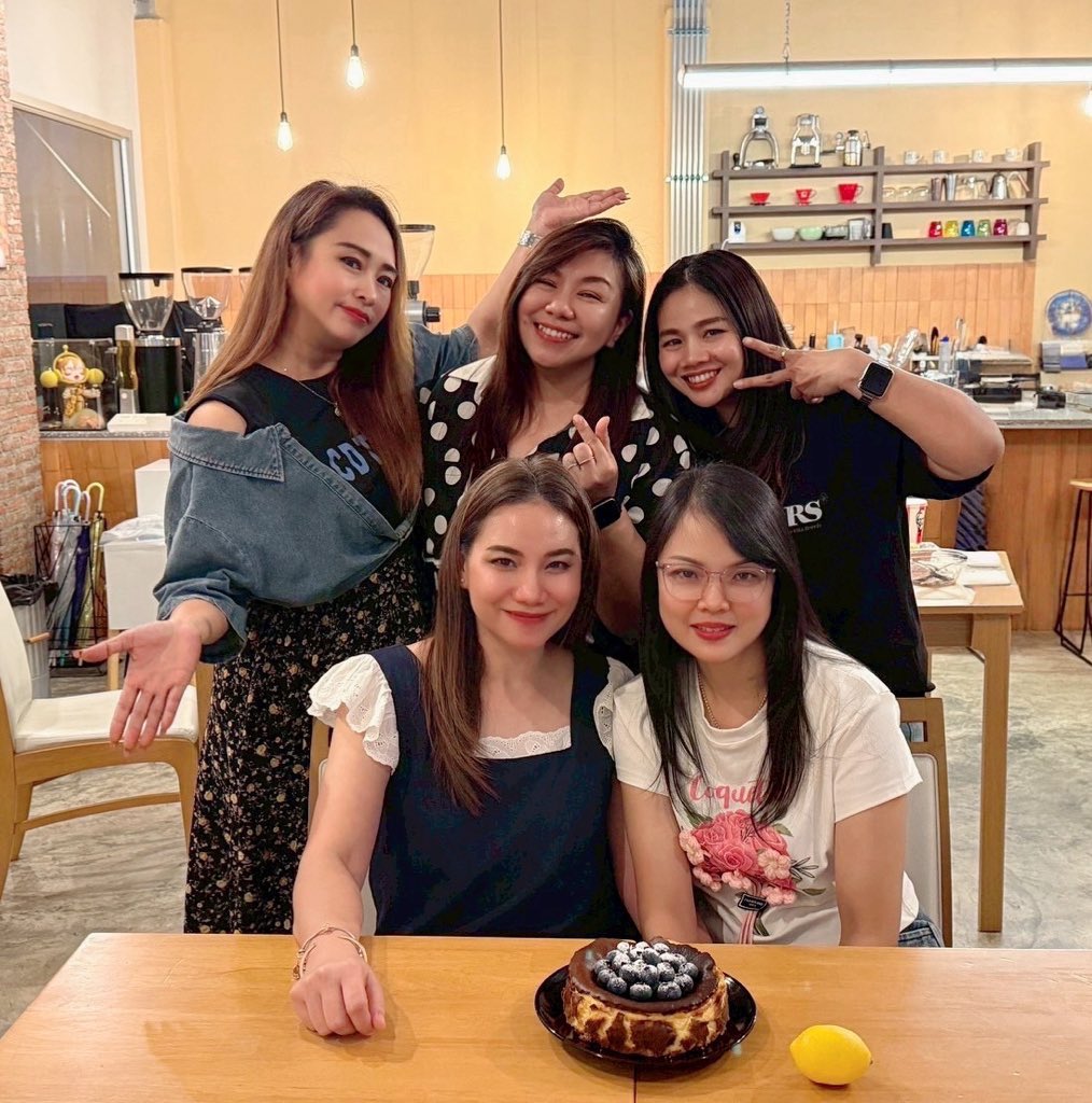 NuchNuea_PFC's tweet photo. 💕Healing & Birthday party with my butterfly 702🦋 #นุชลำปาง 🐎
กินข้าวมื้อเย็น และมาฮีลใจกันและกัน พร้อมจัดวันเกิดรวมกัน 5 คน 
🕳️นุชหลุม @peckandi 
👰🏻‍♀️นุชเมีย @Auisirilak1 
🍊นุชเหนือ @SomSomOrange 
🦋นุชออ @or_pfc 
🐛นุชหนอน @parkmintita 
📢พวกเรายังรัก คิดถึง เป็นกำลังใจให้เฮียเหมือนเดิมเสมอตลอดไปนะคะ 🫂💗 @peckpalit 
#เป๊กผลิตโชค #PeckPaLitChoke