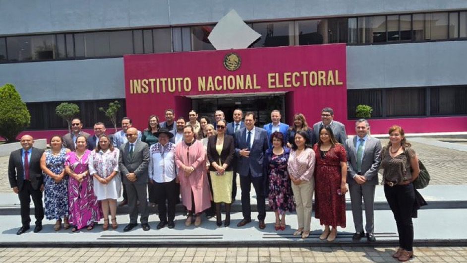 El Consejero Pdte del #IEPAC <a href="/moybates/">Moises Bates Aguilar</a> participó en una reunión de trabajo, con la presidenta del <a href="/INEMexico/">@INEMexico</a> Guadalupe Taddei; la Sria Ejecutiva del INE, Claudia Arlett Espino; Pedro Chirinos, director de la Unidad Técnica de Vinculación con los OPL y presidencias de OPL del país