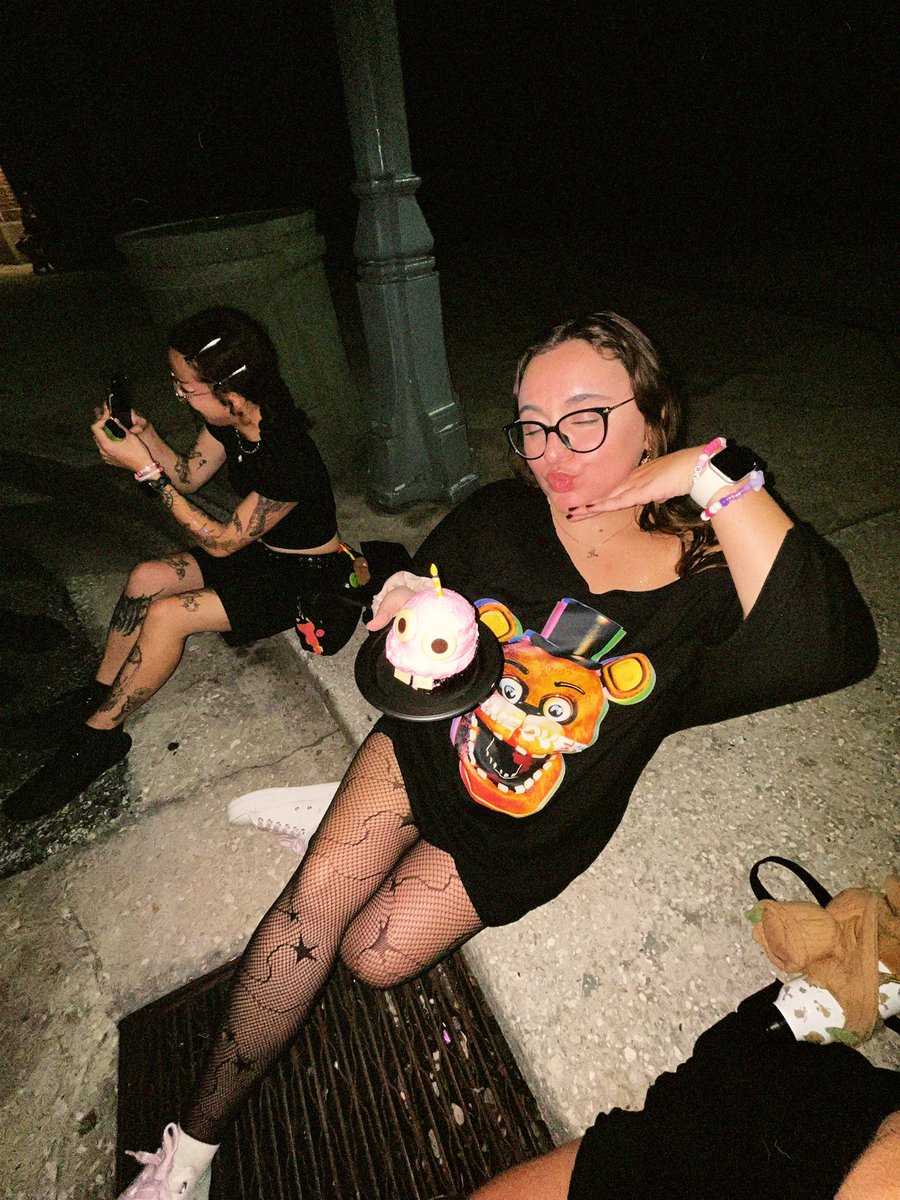 katytxylor's tweet image. my sister dropped the frosting. #fnaf #frosting (it was her cupcake)