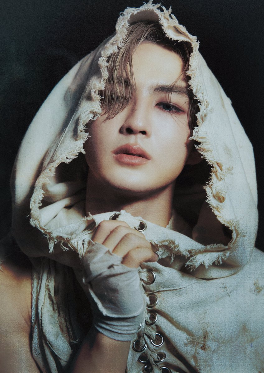 แล้วเปิดด้วยเน้ก จบด้วยฮาร์ท รู้แล้วนะคะว่าคัมแบคนี้มาในคอนเสปไหน มัม 👸💅🏻

#BUS_BB_INDIVIDUALPHOTO
#BUS_BB 
#NEXnattakit #HEARTchuthiwat