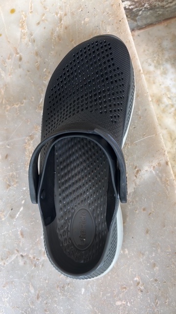 KhadiraSpeaking's tweet photo. @crocsindia Worst purchase ever!
Straps broke in 4 months, now a hole in the sole (pics attached).
Premium price, cheap quality. Total waste of money!

#Crocs #WorstQuality https://t.co/jalRarmirB