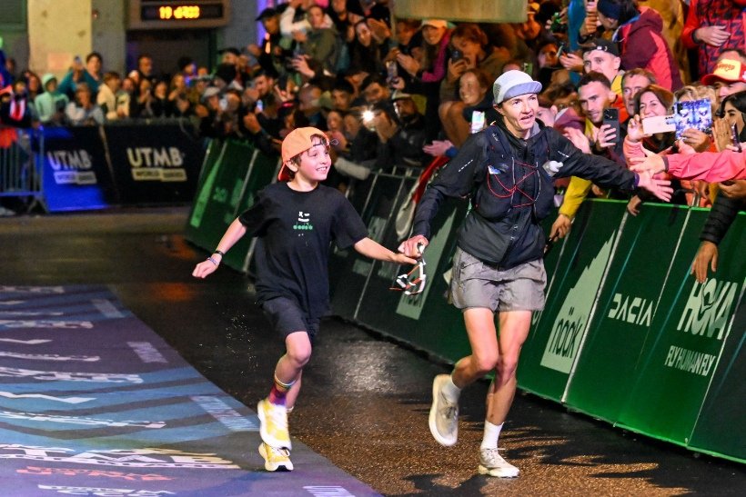 Ultres Catalunya (@ultrescatalunya) on Twitter photo Anna Tarasova escriu amb coratge i brillantor el seu bronze a la CCC de <a href="/UTMBMontBlanc/">HOKA UTMB® Mont-Blanc</a>
La corredora afincada a Girona completa una temporada espectacular amb un podi a Chamonix
Francesco Puppi i Martyna Mlynarczyk guanyen en un emocionant final
➕INFO➡️ tuit.cat/ekent Anna Tarasova escriu amb coratge i brillantor el seu bronze a la CCC de <a href="/UTMBMontBlanc/">HOKA UTMB® Mont-Blanc</a>
La corredora afincada a Girona completa una temporada espectacular amb un podi a Chamonix
Francesco Puppi i Martyna Mlynarczyk guanyen en un emocionant final
➕INFO➡️ tuit.cat/ekent