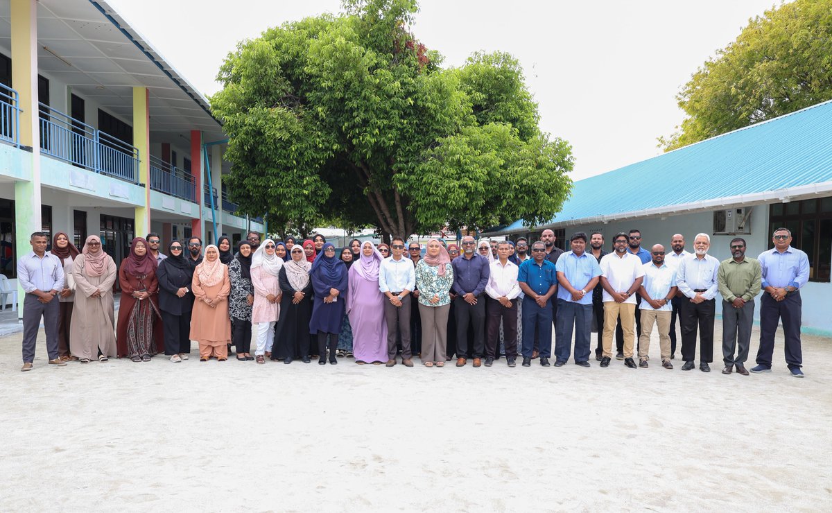 ހަފްތާރެސް ޕްރޮގްރާމްގައި ކ.އަތޮޅުގެ ބައެއް ރަށްތަކުގެ ލީޑަރުންނަށް އަމާޒުކޮށްގެން ކުރިއަށް ގެންދެވޭ  ސެޝަންތައް ފެށުމުގެ ރަސްމިއްޔާތުގެ ތެރެއިން. މި ރަސްމިއްޔާތު ޝަރަފްވެރި ކޮށްދެއްވީ މިނިސްޓްރީ އޮފް ޑިފެންސްގެ ޑެޕިއުޓީ މިނިސްޓަރ އަލްފާޟިލާ ފާޠިމަތު މިޒްނާ ޢަލީ.