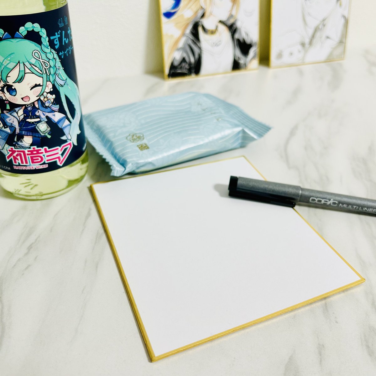 いただいた差し入れをお供（オヤツ）に、明日のコミックシティベガに持って行く色紙を描いていきます💙