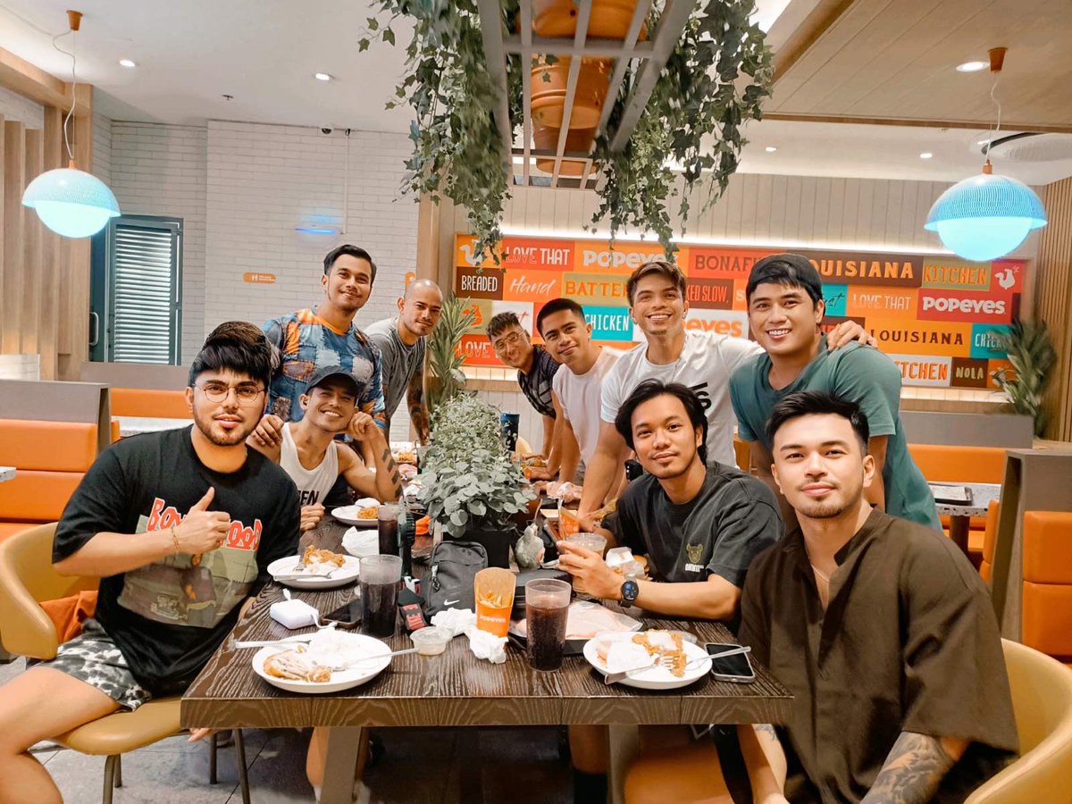 vhin2x's tweet image. Happy Birthday mama Catana Mark Henry!!! Enjoy your born day labya 😘 #groufie #groupselfie #bday #bdaybash #birthday #birthdaycelebration #friends #friendsforkeeps #friendsforever #friendsforlife #friendship #popeyeschicken #popeyes

Your light may not
Reach everyone,

But it