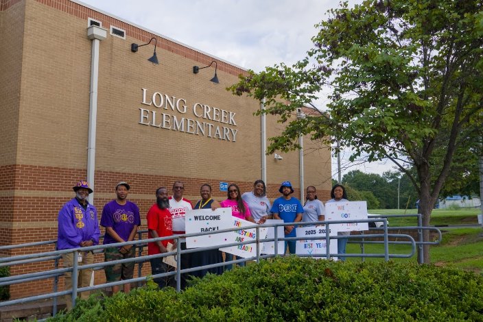 📚 Back-to-school vibes! For the 2nd year, our Meck ABC team joined Long Creek Elementary to welcome students back &amp; wish them success. Supporting youth = supporting community. 💙
#MeckABC #CommunityInvested #BackToSchool