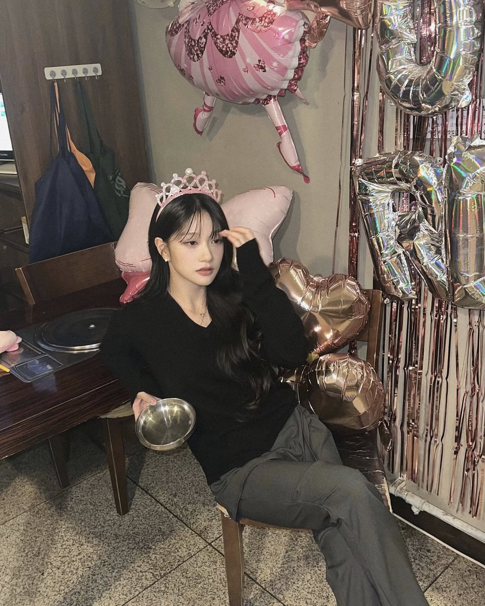 ⌞ #with_fleuver: #LYRA
just shared a new post! ⌝

Oh, you guys.

I’m touched by this belated surprise birthday party FLEUVER threw for me, really. Seeing all of your smiling faces, also feeling all this love is the best gift I could ever ask for.

Thank you, love ya’ll so much.