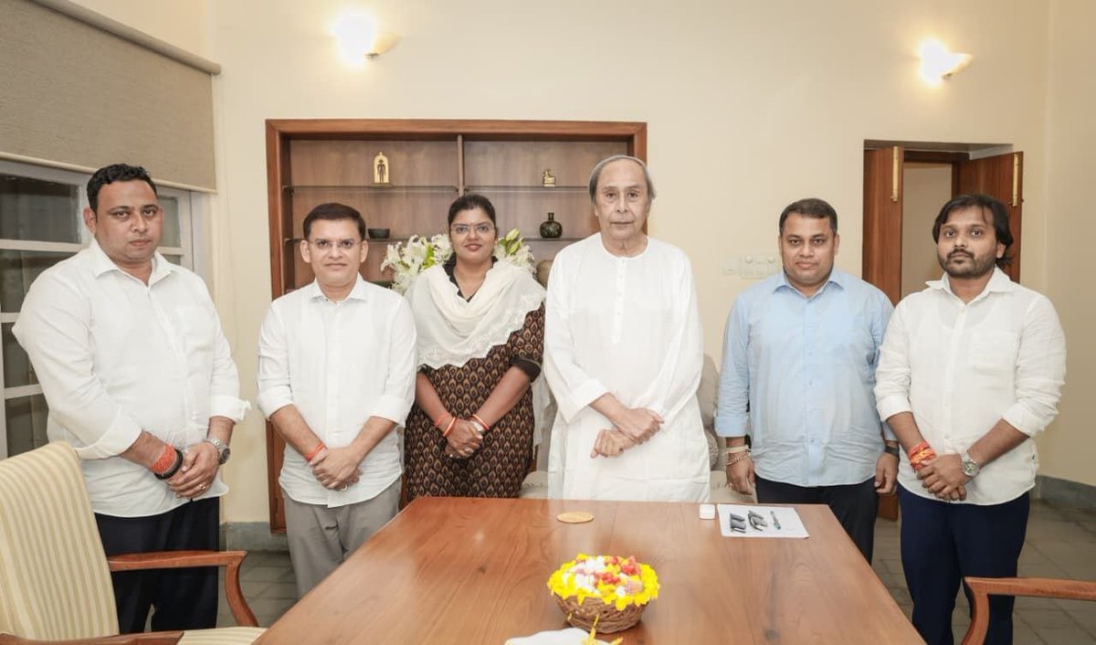 Naveen_Odisha's tweet photo. ଓଡ଼ିଶାର ଛାତ୍ର ଓ ଯୁବ ସମାଜର ସ୍ୱର ସାଜି ତୃଣମୂଳସ୍ତରରେ ପହଞ୍ଚିବ ବିଜୁ ଜନତା ଦଳ ।                                                                          

ରାଜ୍ୟର କୋଣଅନୁକୋଣ ବୁଲି ଲୋକଙ୍କ ପ୍ରକୃତ ସମସ୍ୟାର ସମାଧାନ ପାଇଁ ଏକ ହୋଇ କାମ କରିବାକୁ ନବନିଯୁକ୍ତ ବିଜୁ ଯୁବ ଓ ଛାତ୍ର ଜନତା ଦଳର ସଭାପତି ଓ ଦାୟିତ୍ୱରେ ଥିବା ନେତାଙ୍କ ସହ ଆଲୋଚନା କରି ପରାମର୍ଶ ଦେଲି ।  

ଏଥିସହ ସାମାଜିକ ଗଣମାଧ୍ୟମରେ ସକ୍ରିୟ ରହି ଦଳର ନୀତିଆଦର୍ଶର ପ୍ରସାର ସହ ଓଡ଼ିଶାର ଛାତ୍ର ଓ ଯୁବ ସମାଜର ସ୍ୱର ସାଜିବାକୁ ଆହ୍ୱାନ ଜଣାଇଲି । #BJDWithOdisha