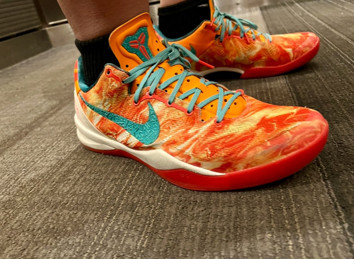 notsotiny23's tweet photo. @jayguidos #fireFridays #kotd shoot some hoops n workout @kb8thekid yerrrr #kobe8 #kobeAllstar #area72 https://t.co/yGrKwJdTfD