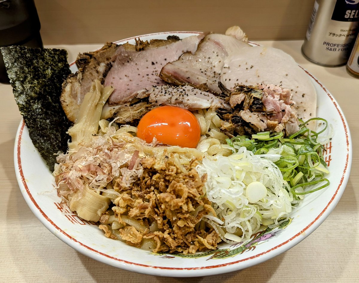 手揉み中華そば 中村
チャーシュー地鶏と濃い玉の冷やしまぜそば
あまりに暑すぎたため冷やしにしたけどうますぎてこれ