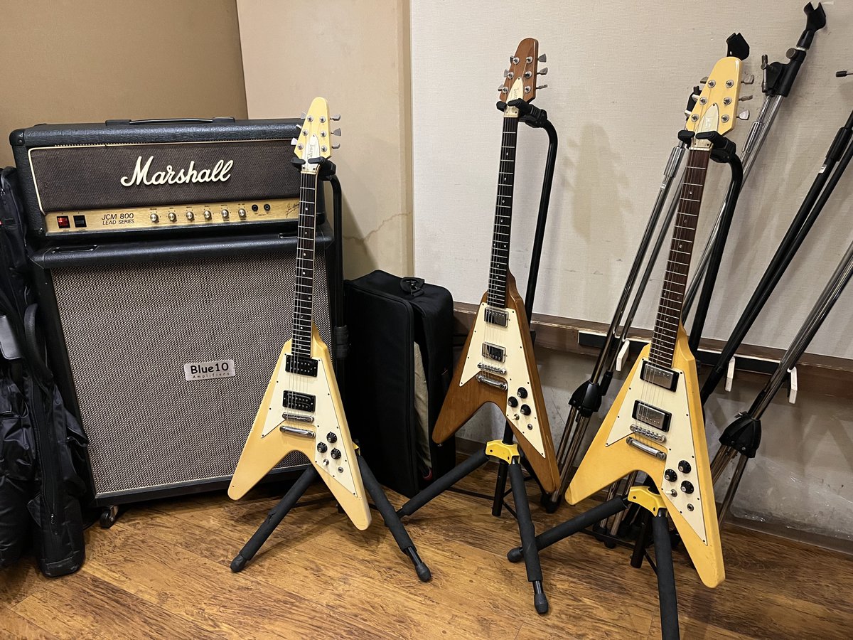 StudioHideaway's tweet photo. 本日のお客様のギター。

V V V

小さいころ見ていたアニメ、コンバトラーVの主題歌を思い出しました。
https://t.co/TnbbwmqLA8
＃フライングv 
＃flyingv 
＃コンバトラーv https://t.co/iCl7o9lvQ2