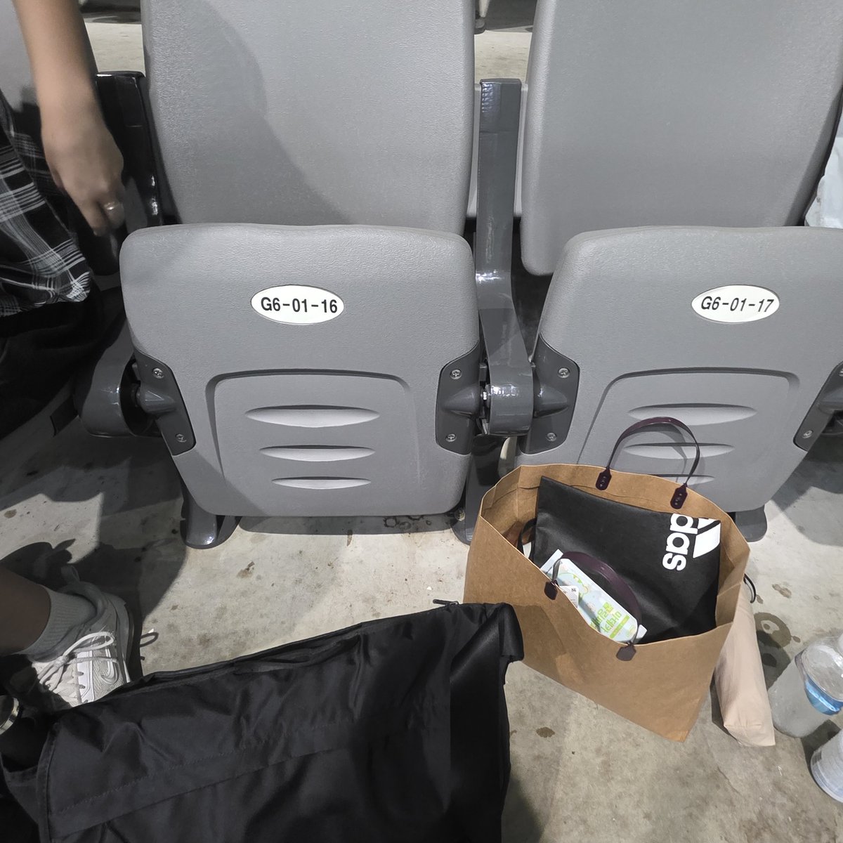 마데쉼터 3층 G6 구역 맨 아래 4번째 좌석 입니다!