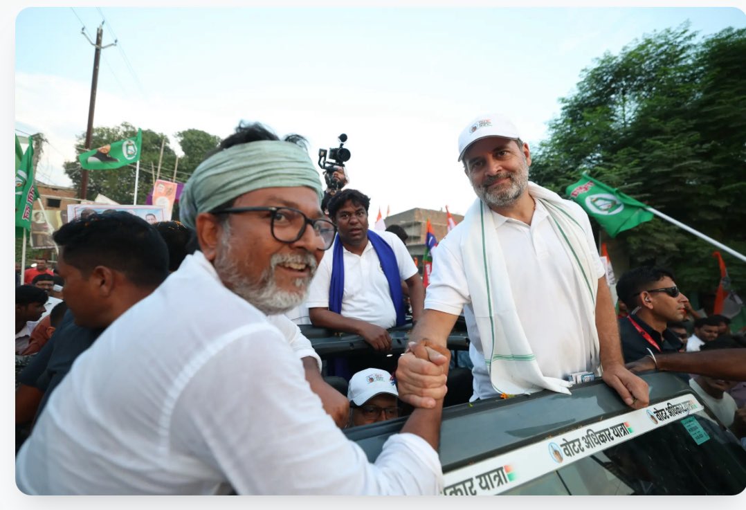 ShujaGandhi's tweet photo. वोटर अधिकार यात्रा, मोतिहारी (चंपारण) का अविस्मरणीय क्षण।
हज़ारों की भीड़ में जब मेरे नेता राहुल जी ने मुझे देखा, पास बुलाया और हौसला बढ़ाया, यह किसी भी कार्यकर्ता के लिए गर्व और प्रेरणा का पल है।
यह उत्साह मुझे और मजबूती देता है जनता की सेवा में निरंतर समर्पित रहने के लिए।

#VoterAdhikarYatra #Champaran