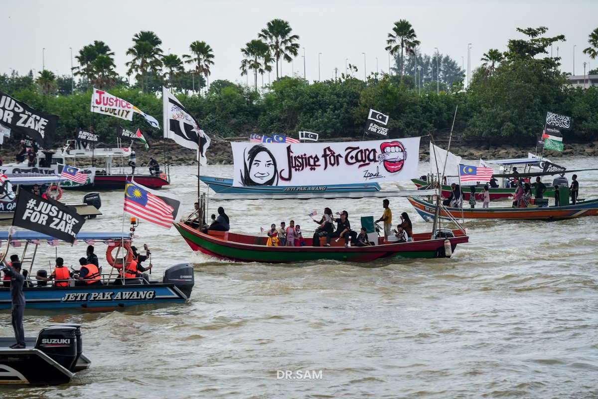 DrAhmadSamsuri's tweet photo. Tahniah diucapkan kepada semua yang menyertai Perarakan Bot Justice For Zara di Jambatan Angkat Kuala Terengganu petang kelmarin.

Penghargaan juga buat semua yang hadir menzahirkan solidariti buat adik Zara.

Semoga usaha ini menjadi titik tolak kepada tegaknya keadilan yang dinanti, serta memberi kekuatan kepada keluarga adik Zara.

#JusticeForZara