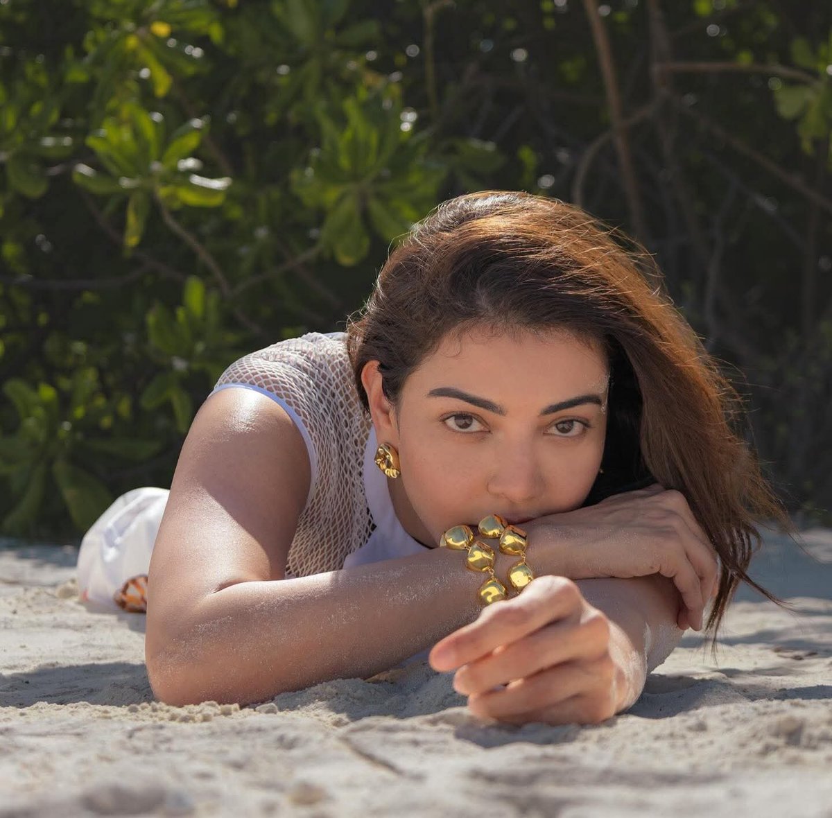 CineGuruji's tweet photo. Kajal Agarwal On A Beach #AWESOME_ #KajalAggarwal #photograghy #BeachVibes #beachgirl https://t.co/m09HzzJkX1