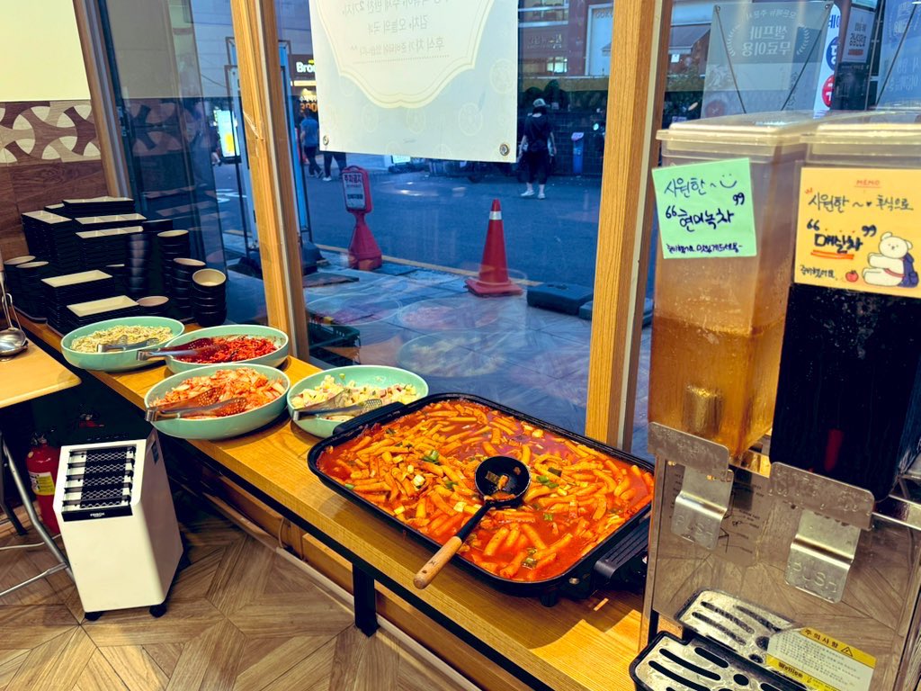yuki7979seoul's tweet photo. 江南駅1番出口付近の定食屋「안녕숯불」、コスパ最高すぎて、1週間の期間中3度も訪問した。おかずとスープがビュッフェ形式で取り放題な上、メインも種類豊富で味もしっかりしてて、さらにどれも1万ウォン前後のお手頃価格。江南駅付近で無難に一人飯するならここが最適解な気がしてる。 https://t.co/nFB5BprPb4