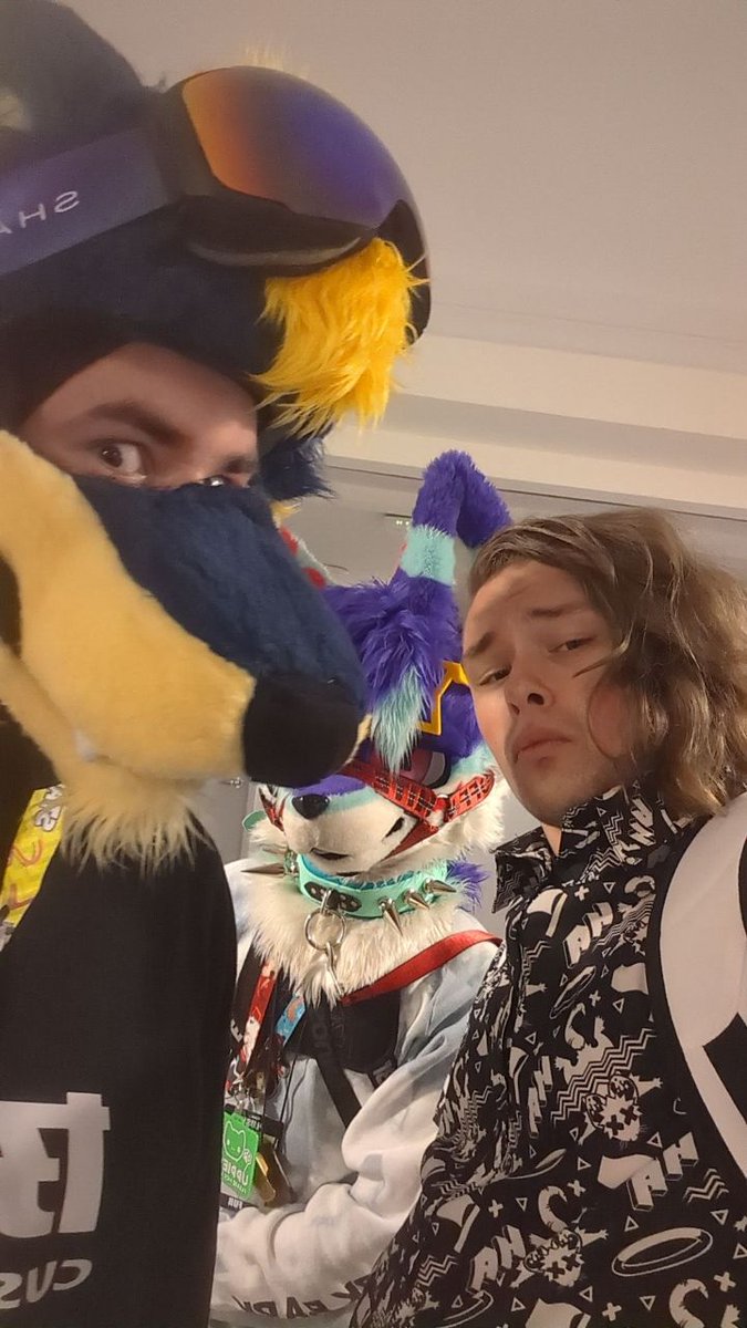 Going to the con floor late night with <a href="/dire_walf/">Dire Walf</a> and <a href="/autumnwind3_/">Xylo🔜Megaplex</a> :3