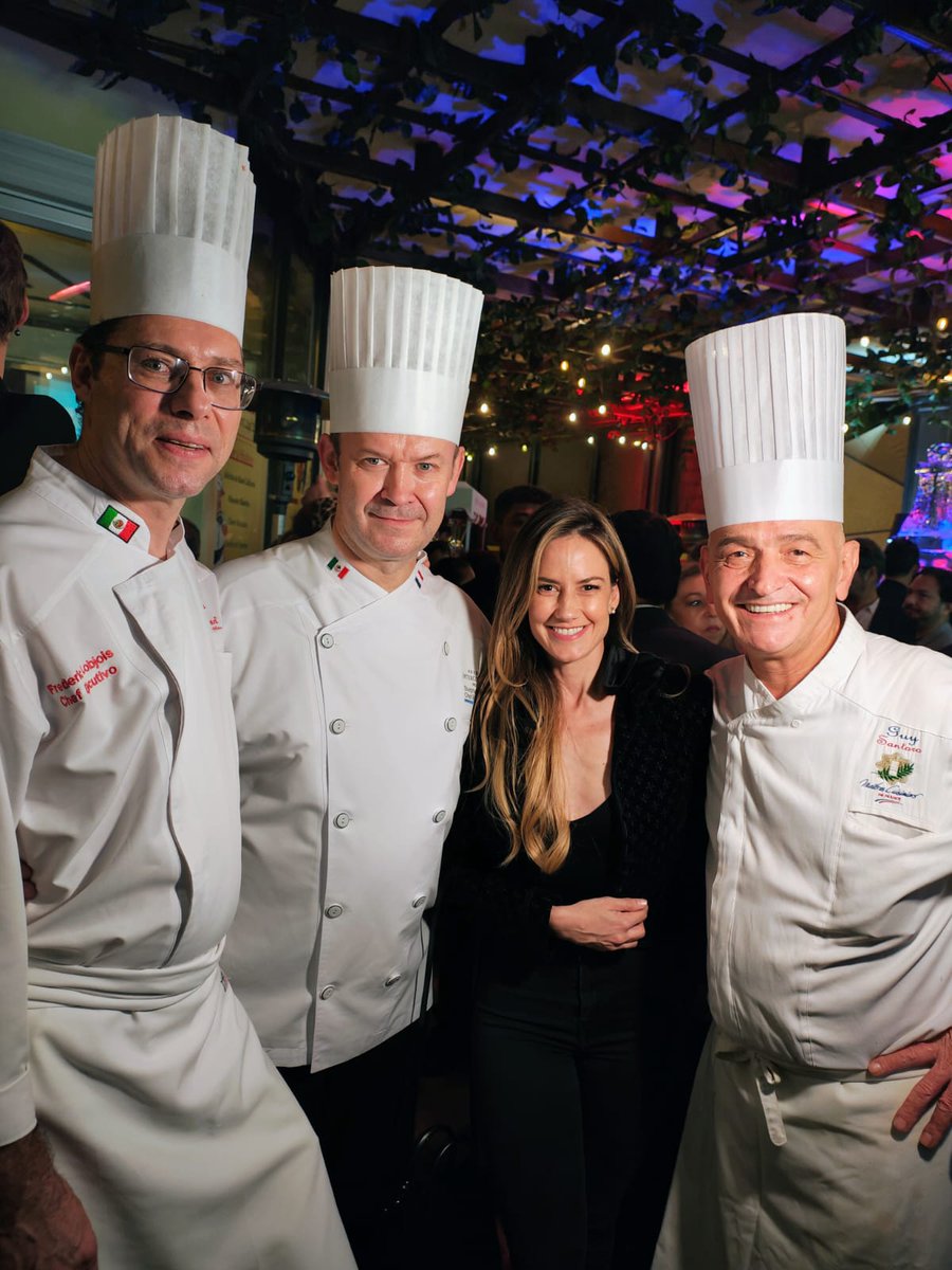 Tiempo de celebración única en el festejo del 25o. aniversario de @aupieddecochonmx, una institución que ha marcado la historia de la cocina francesa en México. Un gusto la reciente cena compartiendo fogones con grandes compañeros y amigos @chefthomasstephane @fredlobjois