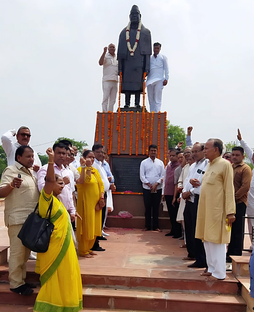 ag1964's tweet image. बाबुजी श्री बनारसीदास गुप्ता जी की 18 वी पुण्यतिथि पर बी. डी. गुप्ता मेमोरियल पार्क, भिवानी में बाबुजी द्वारा शुरू की गई परंपरा निभाते हुए हवन का आयोजन किया l तत्पश्चात  समाधि स्थल पर पुष्पांजलि द्वारा श्रद्धांजलि दी एवं उनकी प्रतिमा पर माल्यार्पण किया l

#BDGupta #ExCM #Haryana