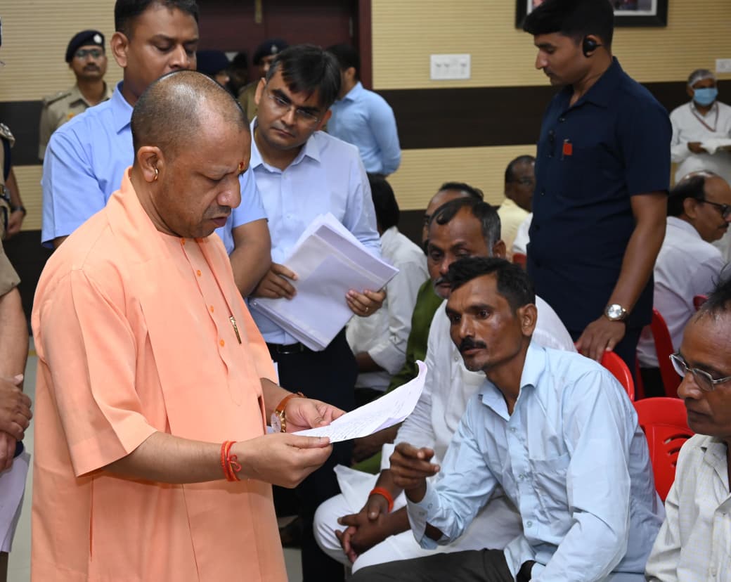 CM Office, GoUP (@cmofficeup) on Twitter photo सेवा, सुरक्षा और सुशासन के प्रतीक #UPCM <a href="/myogiadityanath/">Yogi Adityanath</a> ने आज वाराणसी स्थित सर्किट हाउस में आयोजित 'जनता दर्शन' में विभिन्न जनपदों से आए लोगों की समस्याएं सुनीं।
मुख्यमंत्री जी ने संबंधित अधिकारियों को जनसमस्याओं के त्वरित निराकरण हेतु निर्देश दिए।
#JantaDarshanUP सेवा, सुरक्षा और सुशासन के प्रतीक #UPCM <a href="/myogiadityanath/">Yogi Adityanath</a> ने आज वाराणसी स्थित सर्किट हाउस में आयोजित 'जनता दर्शन' में विभिन्न जनपदों से आए लोगों की समस्याएं सुनीं।
मुख्यमंत्री जी ने संबंधित अधिकारियों को जनसमस्याओं के त्वरित निराकरण हेतु निर्देश दिए।
#JantaDarshanUP