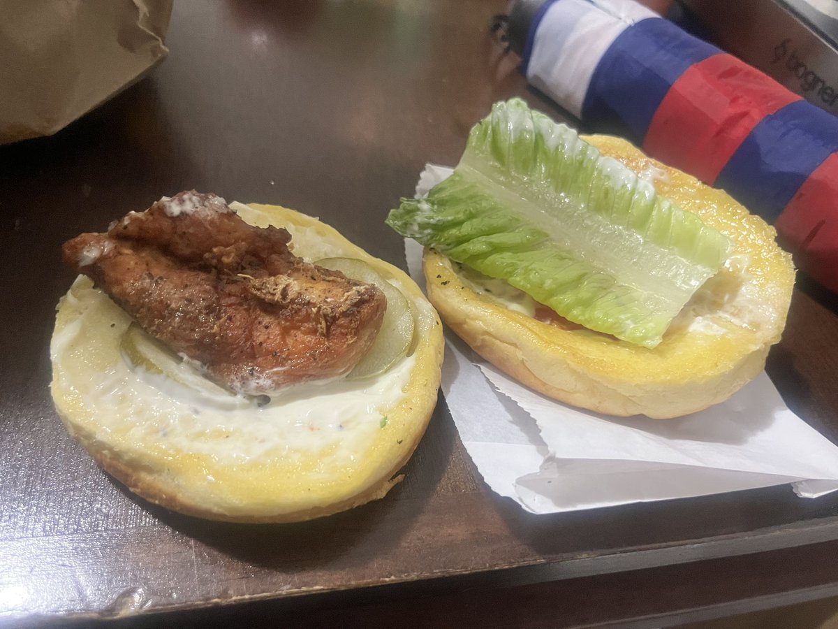 itzel_vs's tweet image. Terrible experiencia @PopeyesMexico el pedazo de pollo más pequeño que encontraron y todo duro y quemado, que lástima seguiré buscando una mejor opción de pollo, sus fotos en redes se ven muy distintas
