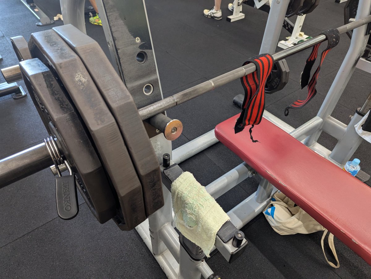 ジム激混みなので床引きデッドリフトから💪今日はデッド135kgまで！
僕のあとにモノ凄い綺麗なフォームで100kgくらい引いてる女性がいたけど、パワー用のSBDレバーアクションベルトつけてたし絶対ただものではないはず！ベンチはあまり追い込まずに切り上げ！汗かいた😆
#ホフベンチ
#今日のMAXは130kg