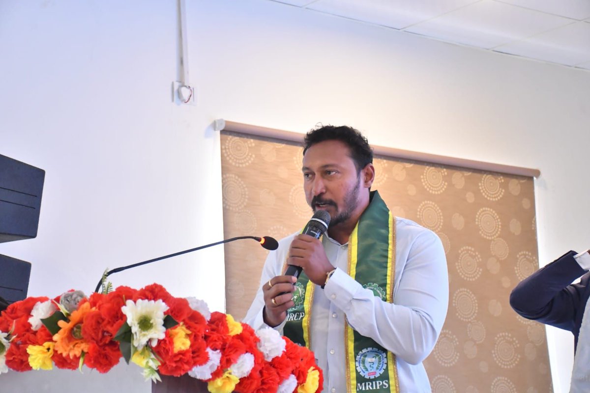 drbhadrareddy's tweet photo. మల్లారెడ్డి ఇన్స్టిట్యూట్ ఆఫ్ ఫార్మసీ అండ్ సైన్స్, మైసమ్మగూడలో జరిగిన గ్రాడ్యుయేషన్ డే 2025 లో పాల్గొని పట్టభద్రులైన మా విద్యార్థుల విజయ క్షణాలను పంచుకోవడం గర్వకారణంగా భావిస్తున్నాను.

#GraduationDay2025 #PharmacyGraduates #Inspiration #BhadraReddy https://t.co/kjBnSdMs1Y