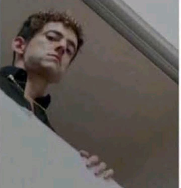 Adrián Marcelo viendo que a Alfonso de Nigris también le hace falta mamá