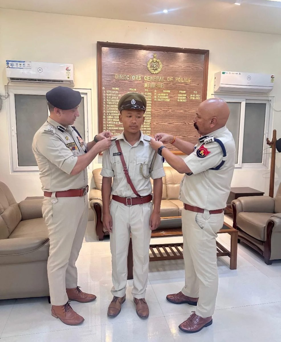 ukhrultimes's tweet image. #UTSnippet: Chingakham Naoba Singh of Yairipok Yambem, Imphal East district, the brother of martyred #BSF personnel Deepak Chingakham, Vir Chakra awardee, has been appointed as an Assistant Sub-Inspector of Police in the #ManipurPolice department. The appointment is done in…