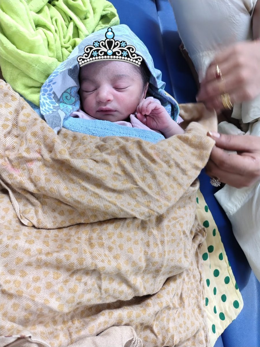 RuchiAdarsh47's tweet image. 🌸👶💕
आज हमारे घर खुशियों की किलकारियाँ गूँज उठी हैं…
नन्ही सी परी हमारे आँगन में आई है। ✨
मैं बुआ बन गई हूँ… और इस अहसास को शब्दों में बयां करना मुश्किल है। 💖
 हमारे लिए यह अनमोल तोहफ़ा  है।🙏
अब घर में हर तरफ़ मुस्कान और रौनक बिखरी है। 🏡🌹
 #LittlePrincess #BuaKiJaan