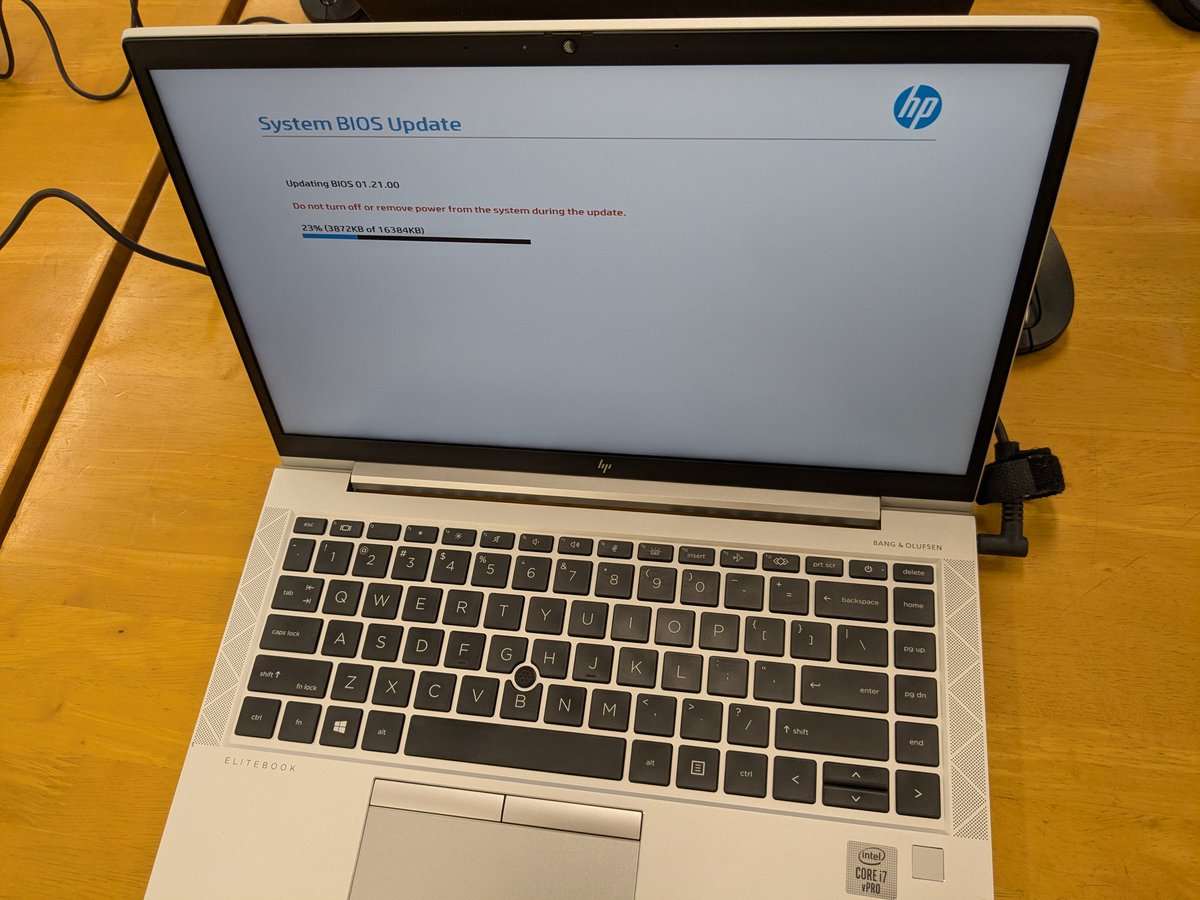 kazweda's tweet image. 新しく届いたPCのアップデート中...💻 #CoderDojo伊予