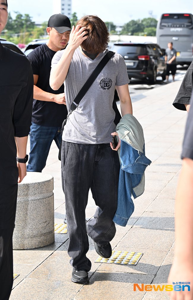 โดยองเดินทางไปร่วมงานแฟนไซน์ที่เซี่ยงไฮ้

#DOYOUNG #도영 #NCT127 <a href="/NCTsmtown_127/">NCT 127</a>