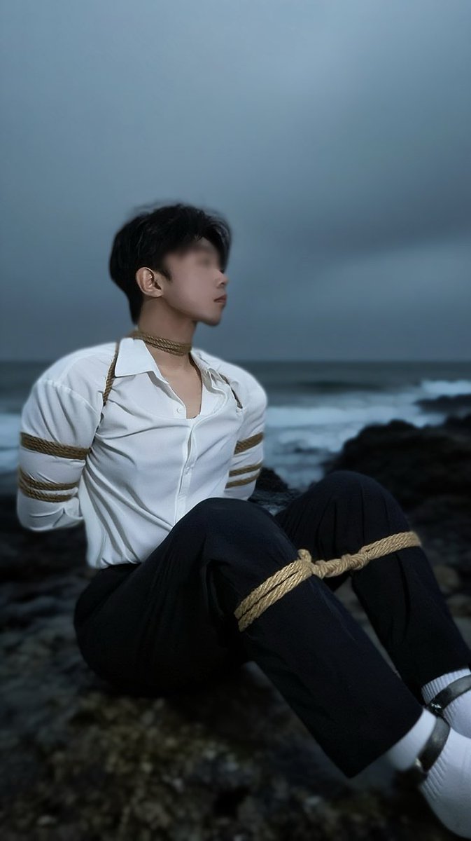 礁石上，男子被捆绑着，似乎想说什么，可脖子已被麻绳勒紧说不出话来，他想过逃跑，可脚上的锁链已深深订在岩石里，他放弃了...望向远方，即将献祭于海底。
#捆绑外出 #献祭 #立即执行 
#五花大绑 #押解 #捆绑 #男m