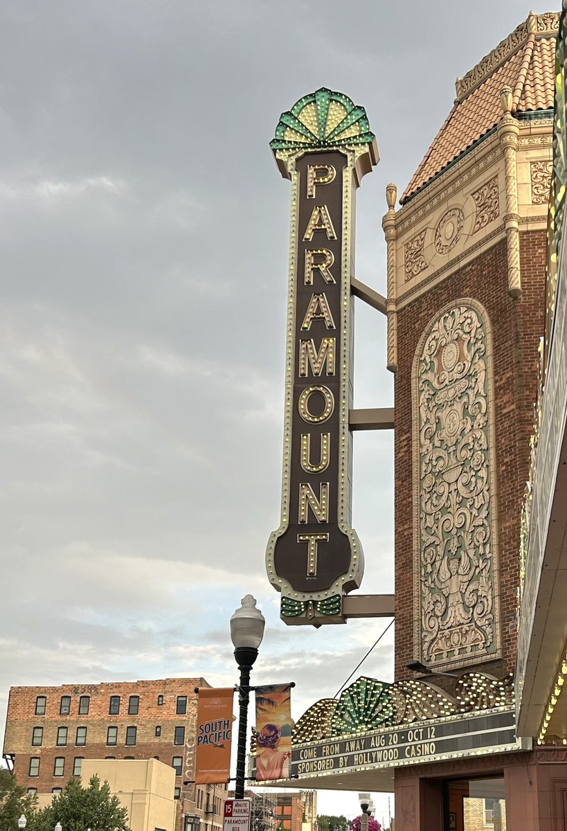 I love being reminded the world united during the tragedy of 9/11 and with the travelers true words in Come From Away at the <a href="/ParamountAurora/">Paramount Theatre</a> tonight. Much respect and cheers from Aurora 🇺🇸 to Newfoundland 🇨🇦!