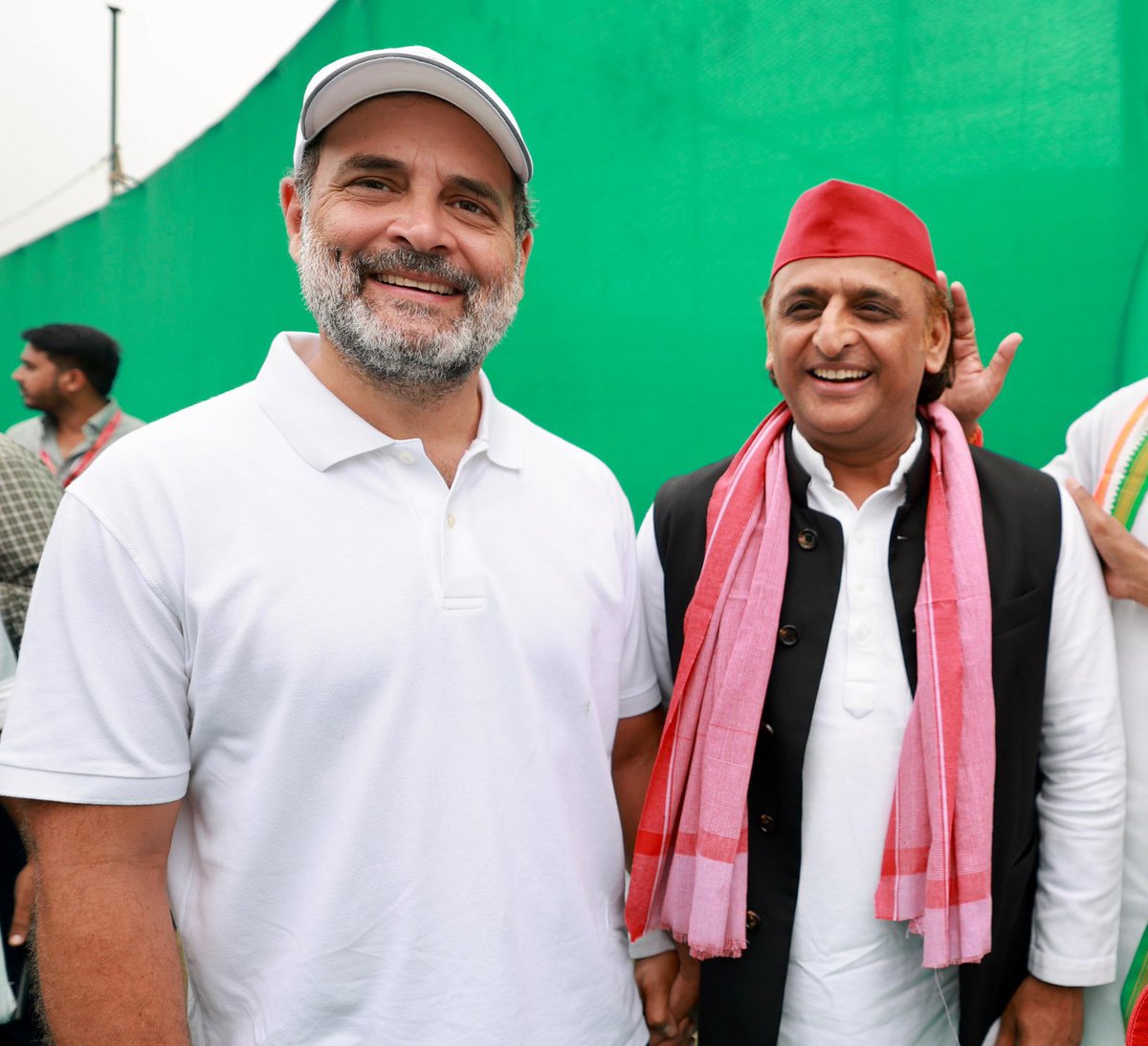 देव यादव ( सुल्तानपुरीया ) (@devyada64220776) on Twitter photo तस्वीर देख कर यूपी लोकसभा चुनाव की याद आ गई ।
दोनों नेताओं की जोड़ी ने जबरदस्त रेलियां की थी भारी जनसैलाब उमड़ रहा था ।
बिहार में विरोधियों की सांसे अटक गई होगी दोबारा ये जोड़ी देख कर 🚩
<a href="/yadavakhilesh/">Akhilesh Yadav</a> <a href="/RahulGandhi/">Rahul Gandhi</a> तस्वीर देख कर यूपी लोकसभा चुनाव की याद आ गई ।
दोनों नेताओं की जोड़ी ने जबरदस्त रेलियां की थी भारी जनसैलाब उमड़ रहा था ।
बिहार में विरोधियों की सांसे अटक गई होगी दोबारा ये जोड़ी देख कर 🚩
<a href="/yadavakhilesh/">Akhilesh Yadav</a> <a href="/RahulGandhi/">Rahul Gandhi</a>