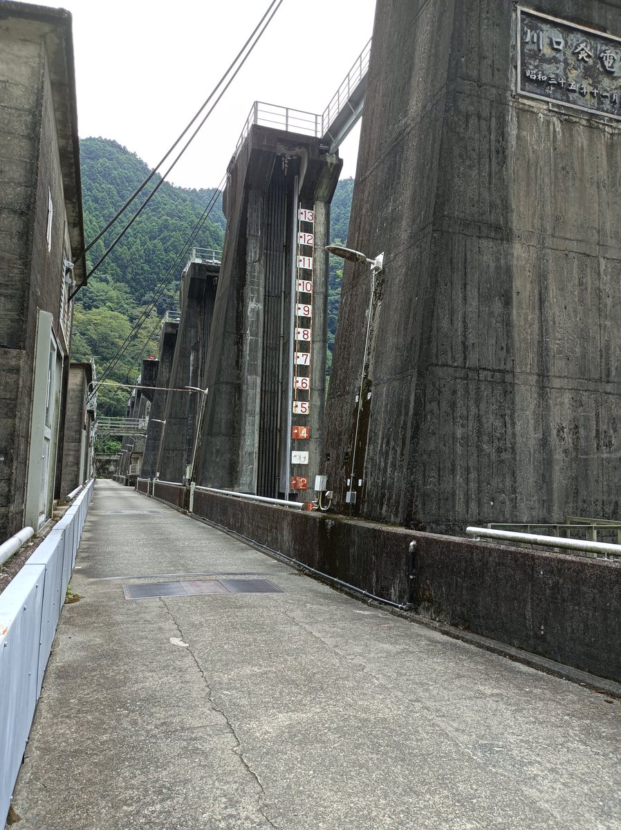 ９月１日から来年の3月15日まで、工事のため川口ダムの堤体上が通行止めとなります。
当館は通常通り開いていますが、玄関への通路は、原則、当館横の駐車場からの階段となります。
ご不便をおかけしますが、ご協力くださいますよう、よろしくお願い致します。

　#川口ダム自然エネルギーミュージアム