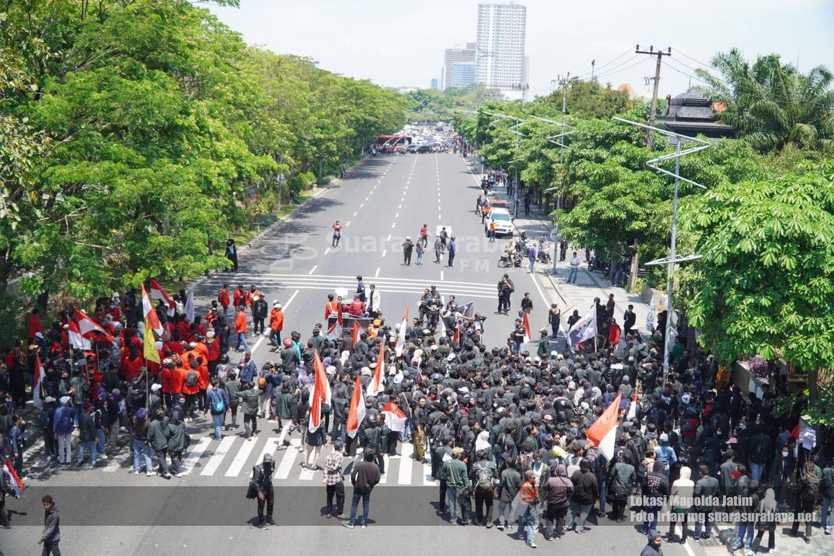 11.42: Jalur frontage Ahmad Yani depan Mapolda Jatim sudah ditutup total. 

Stay safe dan selalu kondusif, Kawan-kawan Mahasiswa. (ss-tm)