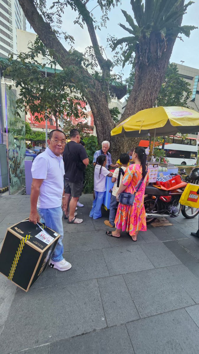 msaid_didu's tweet image. Mau mengintai Sahroni dan Reza Chalid di SG - gak mungkinlah ketemu - kita di jalan, mereka pasti di tempat elit hahaha