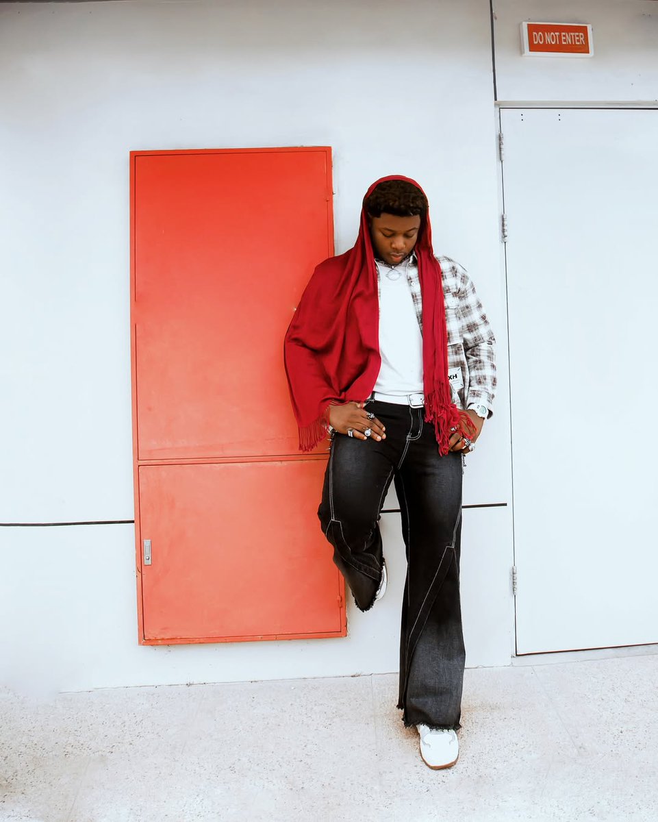 Maria texted- "Your last  carousel post look amazing", so I decided to pepper her with more jpegs😂💔

#maria still out. Link on my bio🤍