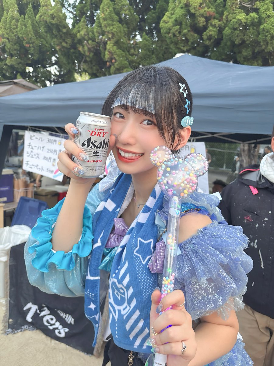 柱本サマーフェスタ1日目楽し‼️

高槻市立第七中学校吹奏楽部さんの選曲が良すぎて出番前に楽屋で泣き

SEKAI NO OWARIさんメドレーやばすぎて芸能界入ろうと思った時の事思い出した

いやぁマーメイドラプソディ入れてきはったん天才すぎるな😭🫵🏻

ステッキ手に入れて、ええ人にビールもろた幸せ〜🥹