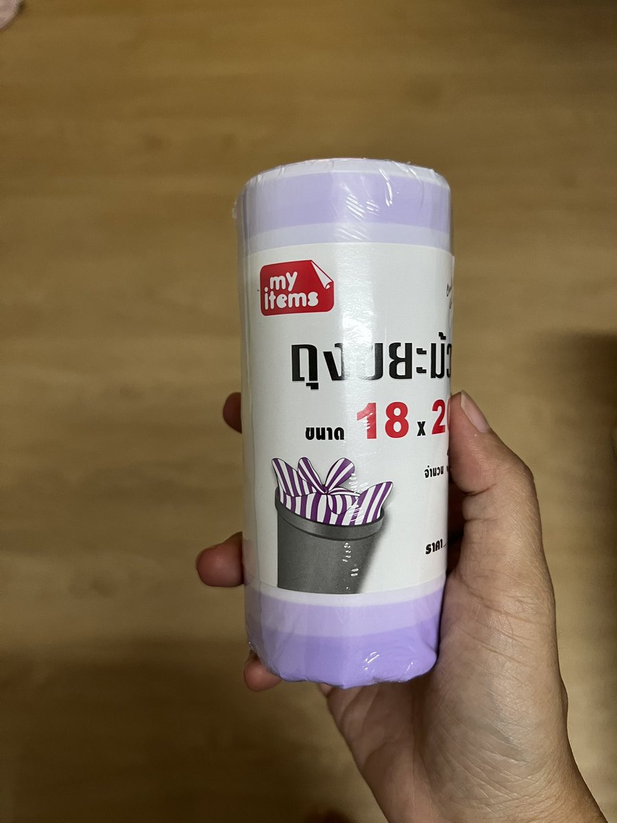 พนักงานถามว่า อันนี้คนซื้อเยอะมากเลยค่ะ ใช้ดีเหรอคะ
นี่ : ไม่ทราบเลยค่ะ แต่เราซื้อเพราะสีม่วงน้องเตนล์ค่ะ น้องเตนล์ที่ปีที่แล้วเป็นพรีเซ็นเตอร์ให้เซเว่นกับพี่แจ็คสัน
พนง. : อ๋อ น้องคนที่มีแมวอ้วน ๆ หนูนึกออกค่ะ

จุดจุดนี้ต้องโฟกัสอะไร ถุงขยะสีม่วงหรือเตนล์มีแมวอ้วน 555555