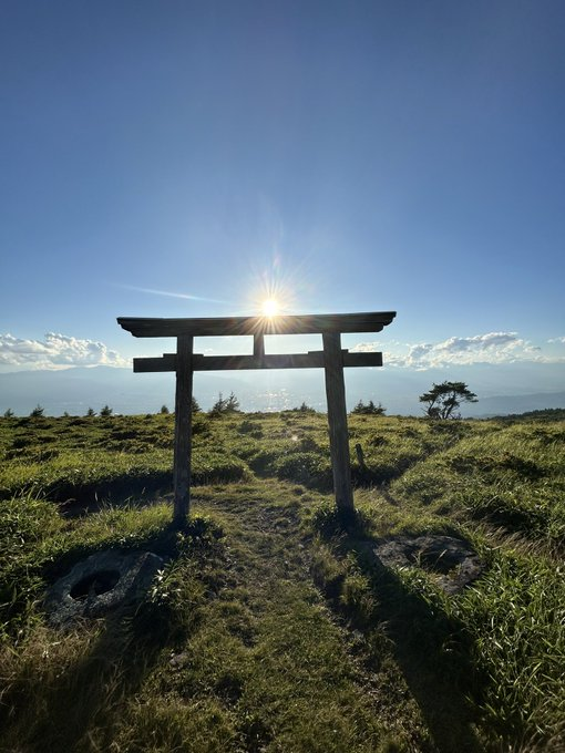 皆さんいつも繋がりに感謝です🥰

週末　良くお休みください😃

かなり高い所に鳥居があります⛩️

周りに鹿が沢山おりました🦌

素敵な日没でした🩷