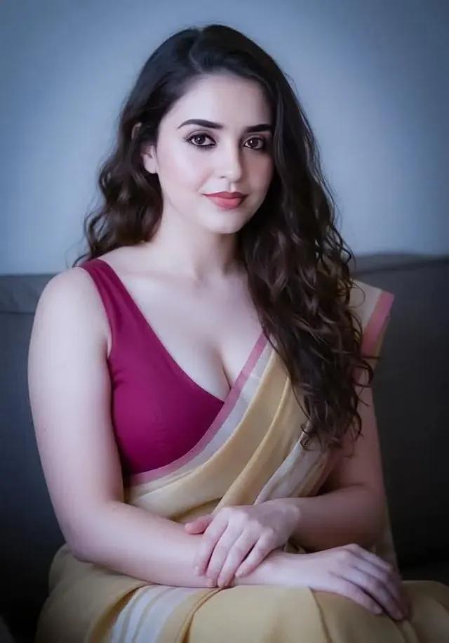 कुछ भी एक जैसा नहीं रहता
फिर वो चाहे
वक्त हो, हालात हो या इंसान।😚😚😚😚😚