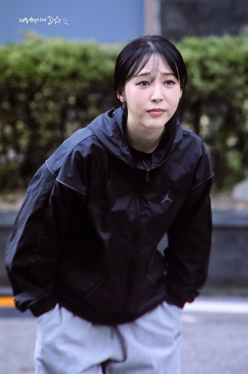 MoonLight921222's tweet photo. 250830 스페이스 학동 팬사인회 퇴근 프리뷰
고생했어💙
#마마무 #MAMAMOO #문별 #MOONBYUL https://t.co/ApuH08VzrX