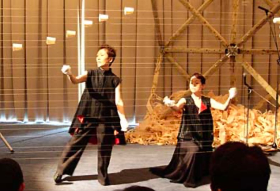 stringraphy's tweet photo. #万博 
大阪万博が盛り上がっている中ですが、
実はストリングラフィは2005年の万博、愛・地球博に出演したことがあるんです！

ロータリー館、廃材を活用した会場でコンサートを実施しました。
ぜひ覗いてみてくださいね👀
https://t.co/OB1qjuZWSm https://t.co/0ZGJFDTRjJ