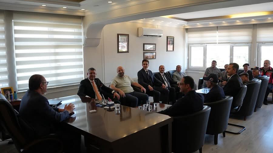 Kaymakam Ali ARIKAN, Belediye Başkan v. Sadri Bayram, Cumhuriyet Başsavcı Kemal Büyükatak, Adli Yargı Komisyon Başkanı Semih Uygur ve İlçe Protokolüyle, 30 Ağustos Zafer Bayramı kutlamaları kapsamında, Atatürk Anıtına Çelenk Sundu ve Tebrikat Töreninde tebrikleri kabul etti.